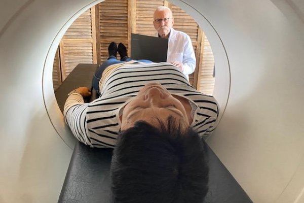 Protónová terapia: Nová šanca, ako liečiť kĺby bez operácie a tabletiek