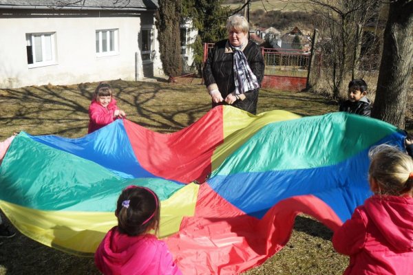 Aj rómske deti si musia nosiť do škôlky hygienické potreby, hovorí riaditeľka školy v Rokycanoch