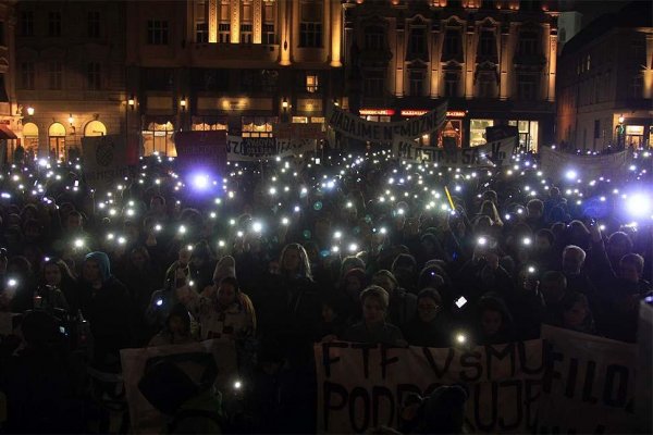 Svetlá za učiteľov na Hlavnom námestí