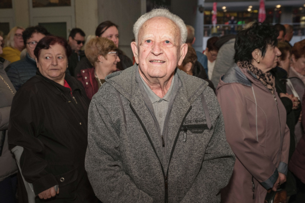 Milujeme svoje vnúčatá. Ale chceme 13. dôchodok. Anketa medzi voličmi Smeru na MDŽ