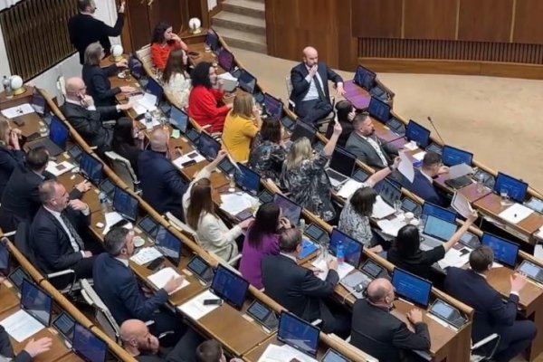 Za piskotu opozície schválili novelu Trestného zákona, poslanci sa v parlamente pobili
