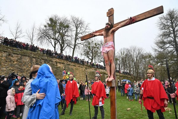 Katolíci si cez deň spomínajú na mŕtveho Krista, večer slávia veľkonočnú vigíliu