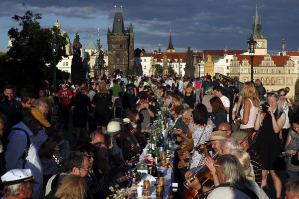 Na Karlovom moste sa s koronakrízou lúčili večerou pri polkilometrovom stole