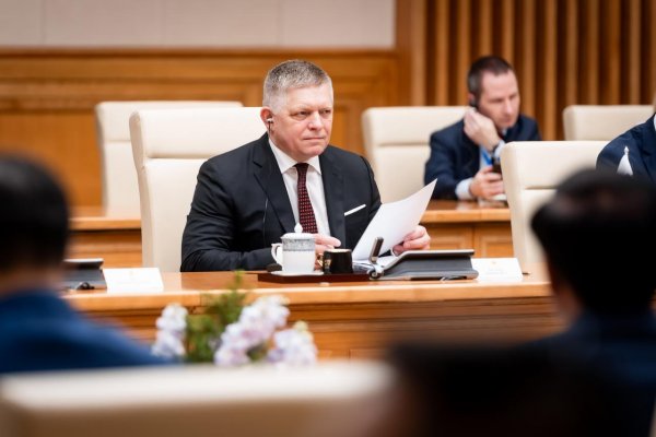 Fico sa budúceho maďarského premiéra v telefonáte pýtal na jeho vyjadrenia o údajnom zvážení migrantov na Slovensko