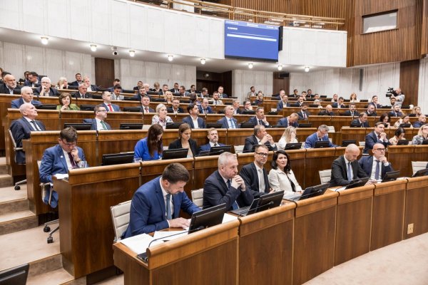 Poslanci presunuli hlasovanie o novele ústavy ako o celku na september