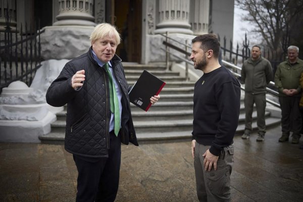 Boris Johnson vyzval Sunaka, aby Ukrajine poslal stíhačky aj tanky