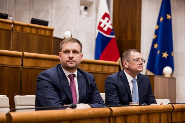 Hnutie Slovensko kritizuje tender na záchranky, ministra Šaška vyzýva na odchod